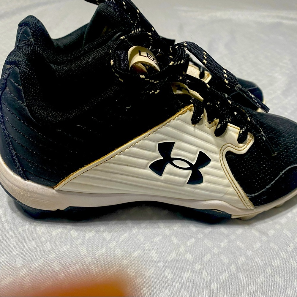 Boys under Armour baseball shoes